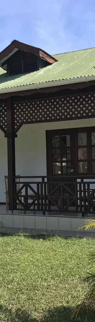 Bungalow mit Küche und Wohnzimmer